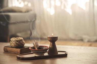 Palo Santo ve Mumları Rahatlama ve Meditasyon İçin Tahta Tepside Yanar.