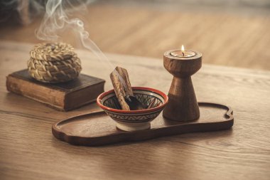 Palo Santo ve Mumları Rahatlama ve Meditasyon İçin Tahta Tepside Yanar.