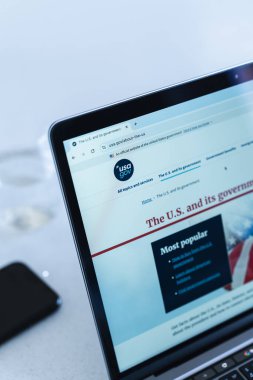 Riga, Letonya - 26 Haziran 2024 - USA.gov web sitesi bir dizüstü bilgisayar ekranında gösterildi.