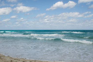 Karayip Denizi 'nin Manzaralı Turkuaz Su Dalgaları.
