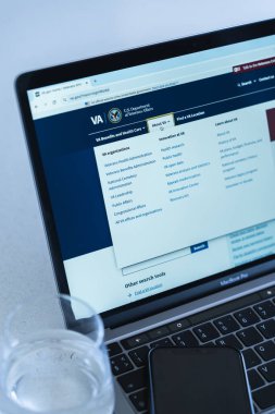 Riga, Letonya - 26 Haziran 2024 - VA.gov web sitesi bir dizüstü bilgisayarda görüntülendi.