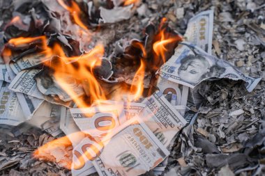Finansal Kayıpları ve Atıkları Temsil Eden Küller Üzerine ABD Doları Faturaların Yanması.