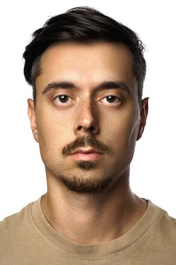 yakın çekim - genç bir adamın yüzüne. Beyaz arka planda soyutlanmış, doğal teni olan genç bir adamın yüzünü kapatın..