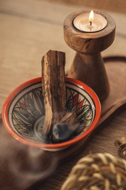 Palo Santo ve Mumları Rahatlama ve Meditasyon İçin Tahta Tepside Yanar.