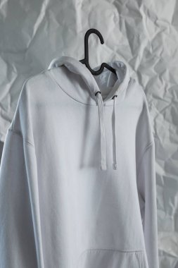 Kırışık Kağıt Arkaplanda Askıda Beyaz Kapüşonlu.