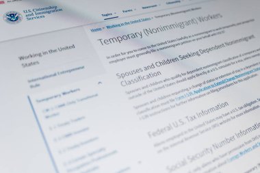 Riga, Letonya 29 Eylül 2025. USCIS Resmi Web Sitesinde Geçici Göçmen Olmayan İşçi Bilgileri