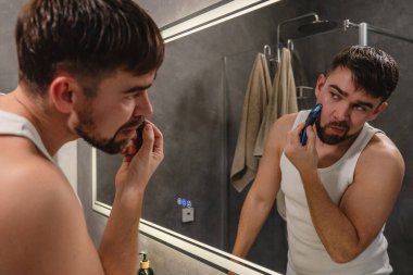 Banyo Aynasında Elektrikli Tıraş Edici Sakallı Adam.