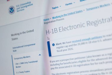 Riga, Letonya 29 Eylül 2025. USCIS H-1B Elektronik Kayıt Sayfası Resmi Web Sitesinde Gösterildi