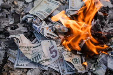Finansal Kayıpları ve Atıkları Temsil Eden Küller Üzerine ABD Doları Faturaların Yanması.