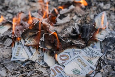 Finansal Kayıpları ve Atıkları Temsil Eden Küller Üzerine ABD Doları Faturaların Yanması.