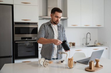 Modern Kitchen 'da French Press ile Man Brewing Fresh Coffee.