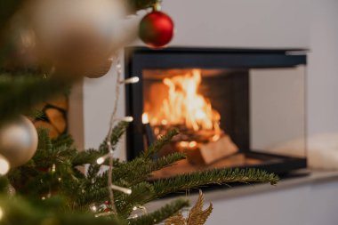 Konforlu Oturma odasında şömineli Noel Ağacı Süslemeleri