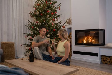 Romantik Noel Arifesi Şampanyalı Şömine Kutlaması.