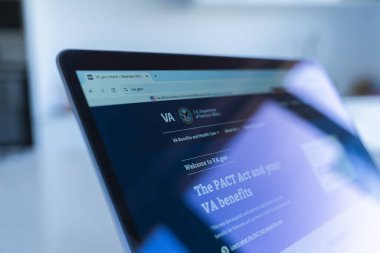 Riga, Letonya - 26 Haziran 2024 - VA.gov web sitesi bir dizüstü bilgisayarda görüntülendi.