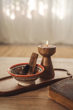 Palo Santo ve Mumları Rahatlama ve Meditasyon İçin Tahta Tepside Yanar.