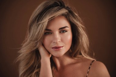 Uzun Sarı Saçlı Güzel Kadın Stüdyo Yakın Çekimde.