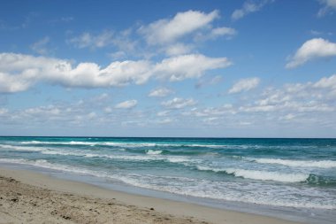 Karayip Denizi 'nin Manzaralı Turkuaz Su Dalgaları.