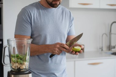 Ev Mutfağında Blender ile Taze Meyve Smoothie Hazırlayan Adam.