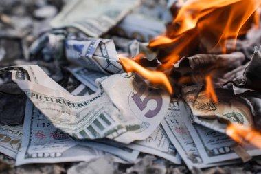 Finansal Kayıpları ve Atıkları Temsil Eden Küller Üzerine ABD Doları Faturaların Yanması.