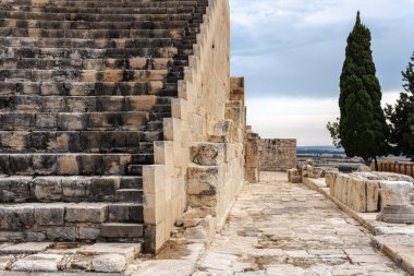 Yıpranmış Adımlı Antik Taş Amfi Tiyatrosu.
