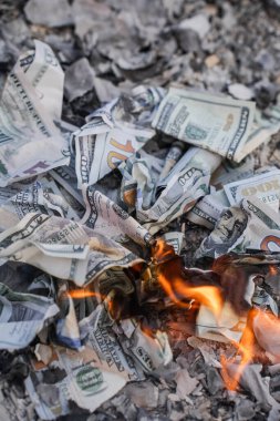 Finansal Kayıpları ve Atıkları Temsil Eden Küller Üzerine ABD Doları Faturaların Yanması.