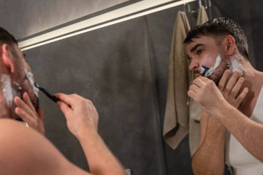  Modern Tuvalette Tıraş Yüzü Ustura ile Tıraş Olan Adam.