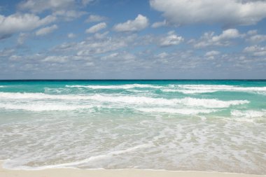 Karayip Denizi 'nin Manzaralı Turkuaz Su Dalgaları.