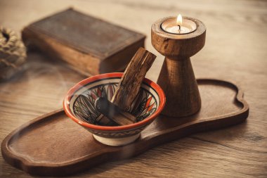 Palo Santo ve Mumları Rahatlama ve Meditasyon İçin Tahta Tepside Yanar.