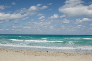 Karayip Denizi 'nin Manzaralı Turkuaz Su Dalgaları.