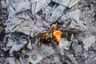 Finansal Kayıpları ve Atıkları Temsil Eden Küller Üzerine ABD Doları Faturaların Yanması.
