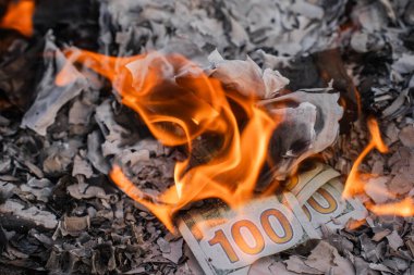 Finansal Kayıpları ve Atıkları Temsil Eden Küller Üzerine ABD Doları Faturaların Yanması.