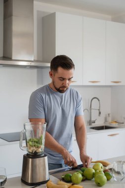 Modern Mutfakta Taze Meyve Smoothie Hazırlayan Adam.
