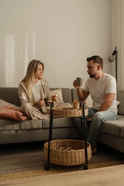 Çift Evde Kanepede Atıştırmalık ve Sohbetin Tadını Çıkartıyor.