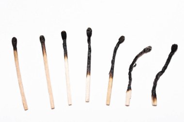 Beyaz Arkaplanda Sırayla Yanmış Eşleşmeler.