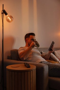 Evdeki Konforlu Bir Akşamda Tablet 'e Bakan Adam.