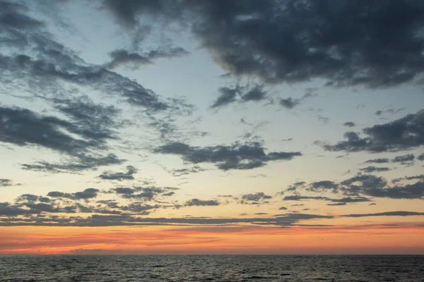 Canlı Gökyüzü ve Bulutlu Okyanus Günbatımı.