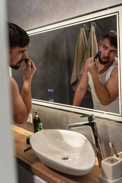 Banyo Aynasında Elektrikli Tıraş Edici Sakallı Adam.