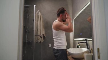 Günlük Bakım Programında Deriyi Aynadan İnceleyen Adam.