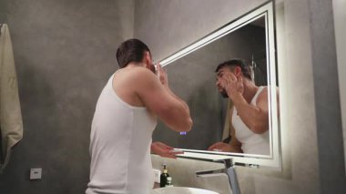 Modern Tuvalette Tıraş Yüzü Ustura ile Tıraş Olan Adam.