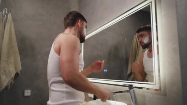 Modern Tuvalette Tıraş Yüzü Ustura ile Tıraş Olan Adam.