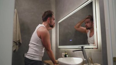 Aynadaki Saç Çizgisi İncelenen Adam Saç Kaybından Endişeli.