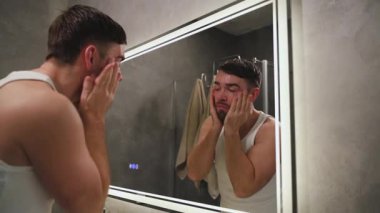 Banyo Aynasında Elektrikli Tıraş Edici Sakallı Adam.