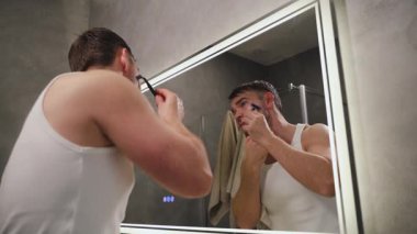 Modern Tuvalette Tıraş Yüzü Ustura ile Tıraş Olan Adam.