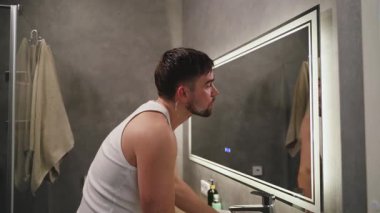 Lavaboda Suyla Yıkanan Adam.