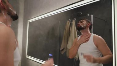 Modern Tuvalette Tıraş Yüzü Ustura ile Tıraş Olan Adam.