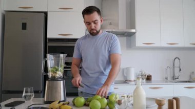 Modern Mutfakta Taze Meyve Smoothie Hazırlayan Adam.