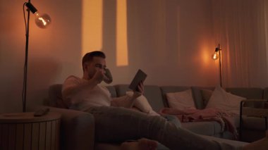 Evdeki Konforlu Bir Akşamda Tablet 'e Bakan Adam.