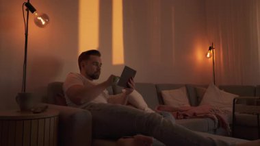 Evdeki Konforlu Bir Akşamda Tablet 'e Bakan Adam.