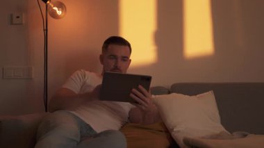 Evdeki Konforlu Bir Akşamda Tablet 'e Bakan Adam.