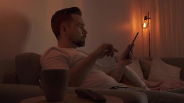 Evdeki Konforlu Bir Akşamda Tablet 'e Bakan Adam.